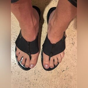 Ann Klein black thong sandals